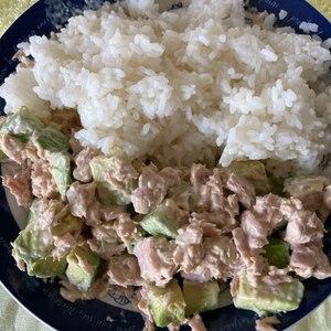 アボカドとシーチキンマヨネーズ丼